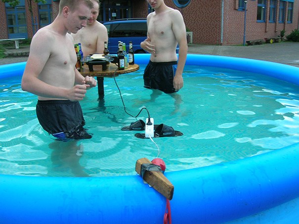 funny photos men safety fails 26 605