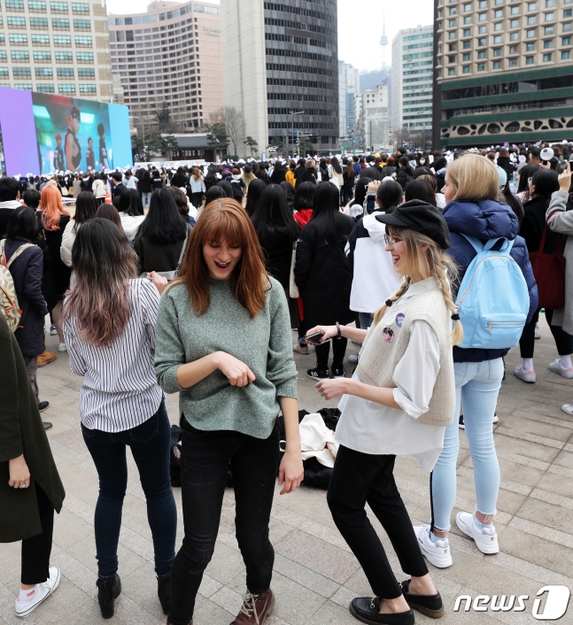Du khách nước ngoài hoảng hốt tưởng có biểu tình khi nhìn cảnh 10.000 fan tụ tập tại sự kiện của BTS Du khách nước ngoài hoảng hốt tưởng có biểu tình khi nhìn cảnh 10.000 fan tụ tập tại sự kiện của BTS