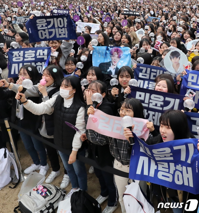Du khách nước ngoài hoảng hốt tưởng có biểu tình khi nhìn cảnh 10.000 fan tụ tập tại sự kiện của BTS Du khách nước ngoài hoảng hốt tưởng có biểu tình khi nhìn cảnh 10.000 fan tụ tập tại sự kiện của BTS