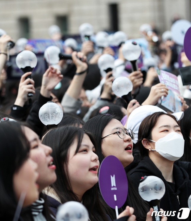 Du khách nước ngoài hoảng hốt tưởng có biểu tình khi nhìn cảnh 10.000 fan tụ tập tại sự kiện của BTS Du khách nước ngoài hoảng hốt tưởng có biểu tình khi nhìn cảnh 10.000 fan tụ tập tại sự kiện của BTS