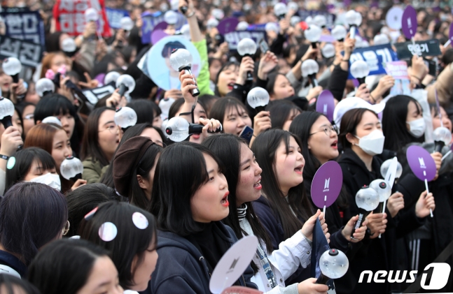 Du khách nước ngoài hoảng hốt tưởng có biểu tình khi nhìn cảnh 10.000 fan tụ tập tại sự kiện của BTS Du khách nước ngoài hoảng hốt tưởng có biểu tình khi nhìn cảnh 10.000 fan tụ tập tại sự kiện của BTS