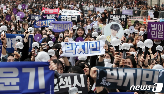 Du khách nước ngoài hoảng hốt tưởng có biểu tình khi nhìn cảnh 10.000 fan tụ tập tại sự kiện của BTS Du khách nước ngoài hoảng hốt tưởng có biểu tình khi nhìn cảnh 10.000 fan tụ tập tại sự kiện của BTS