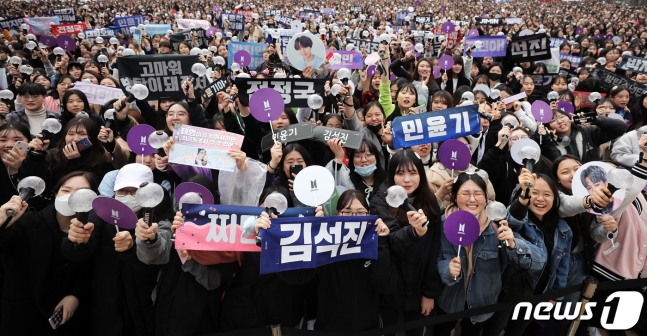 Du khách nước ngoài hoảng hốt tưởng có biểu tình khi nhìn cảnh 10.000 fan tụ tập tại sự kiện của BTS Du khách nước ngoài hoảng hốt tưởng có biểu tình khi nhìn cảnh 10.000 fan tụ tập tại sự kiện của BTS