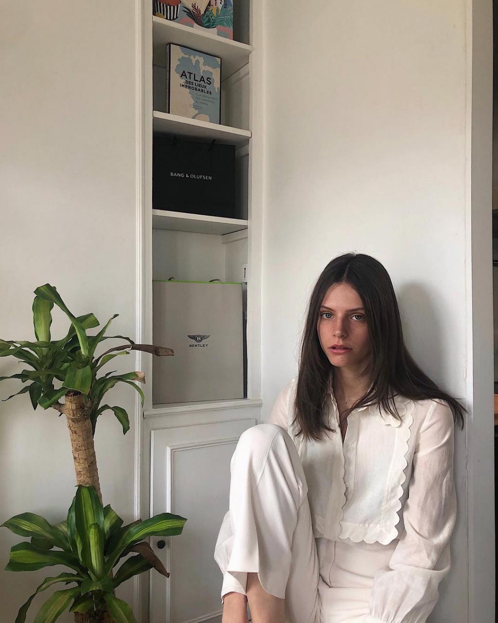 Những nàng thơ đất Pháp nổi tiếng trên Instagram với vẻ đẹp sang chảnh nhưng không cầu kì Những nàng thơ đất Pháp nổi tiếng trên Instagram với vẻ đẹp sang chảnh nhưng không cầu kì