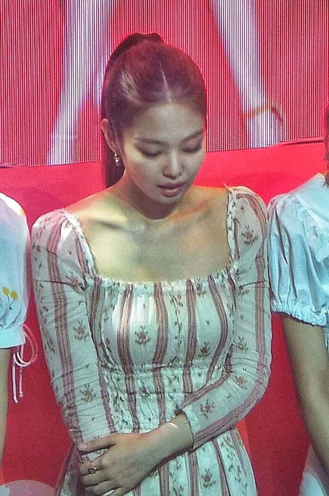 Fan hốt hoảng khi thấy Jennie ôm bụng thở dốc, Lisa bị tạt nước vào người tại sự kiện ở Manila Fan hốt hoảng khi thấy Jennie ôm bụng thở dốc, Lisa bị tạt nước vào người tại sự kiện ở Manila