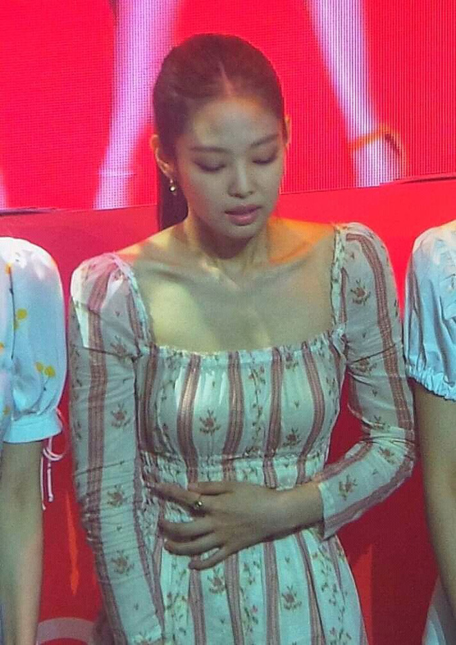 Fan hốt hoảng khi thấy Jennie ôm bụng thở dốc, Lisa bị tạt nước vào người tại sự kiện ở Manila Fan hốt hoảng khi thấy Jennie ôm bụng thở dốc, Lisa bị tạt nước vào người tại sự kiện ở Manila