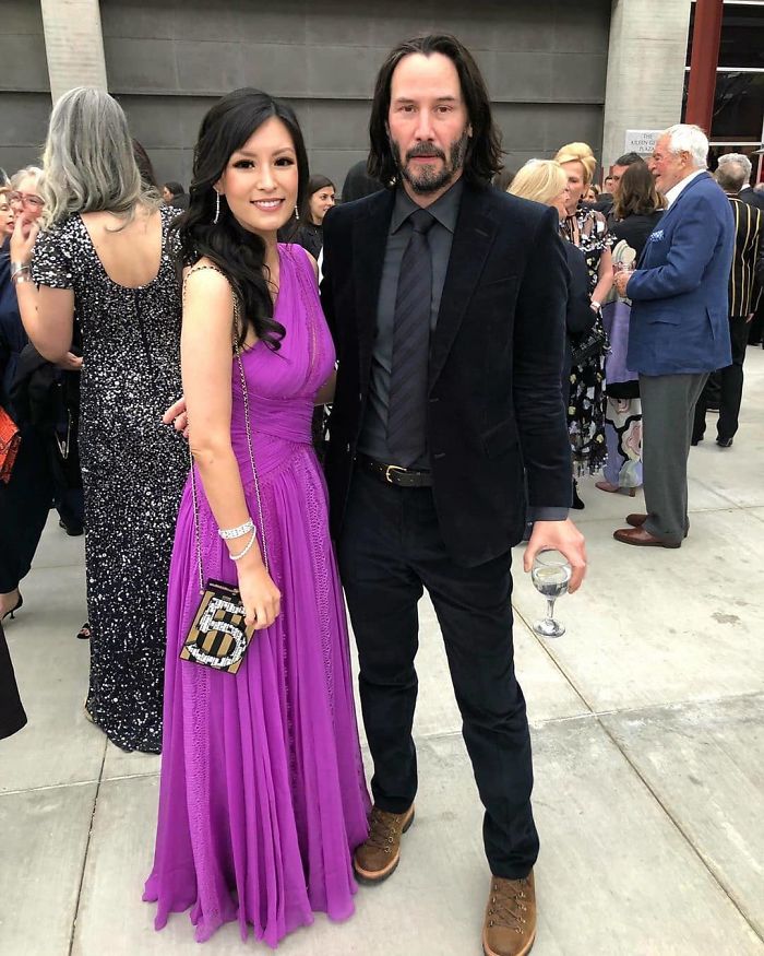 Tại sao Keanu Reeves không bao giờ chạm tay vào người fan nữ khi chụp ảnh cùng? Tại sao Keanu Reeves không bao giờ chạm tay vào người fan nữ khi chụp ảnh cùng?