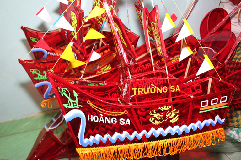 Trung thu tuổi thơ ai mà chẳng có một chiếc lồng đèn... Trung thu tuổi thơ ai mà chẳng có một chiếc lồng đèn...