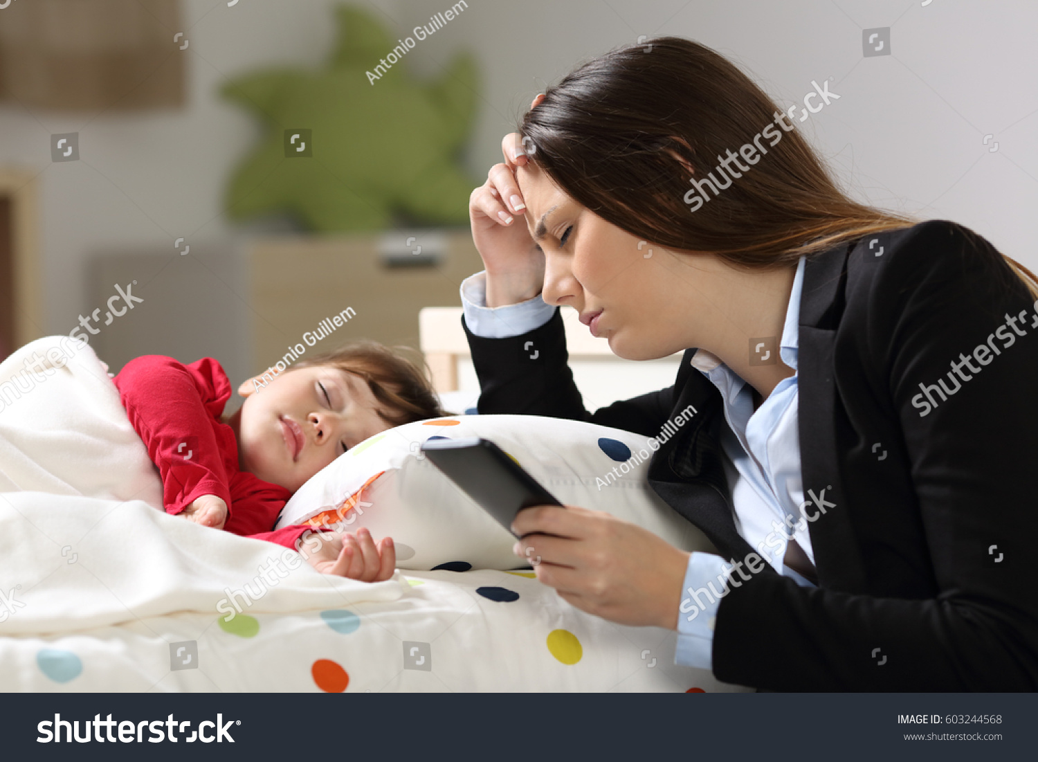 Bức ảnh chế 'đứng bên em này mà nhòm em nọ' có cả một câu chuyện đằng sau nó Bức ảnh chế 'đứng bên em này mà nhòm em nọ' có cả một câu chuyện đằng sau nó