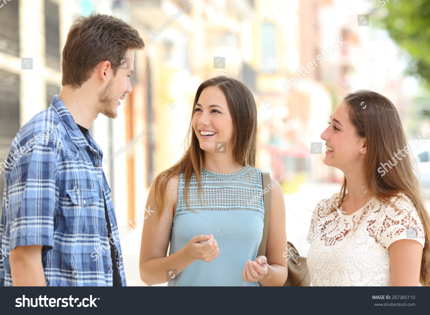Bức ảnh chế 'đứng bên em này mà nhòm em nọ' có cả một câu chuyện đằng sau nó Bức ảnh chế 'đứng bên em này mà nhòm em nọ' có cả một câu chuyện đằng sau nó