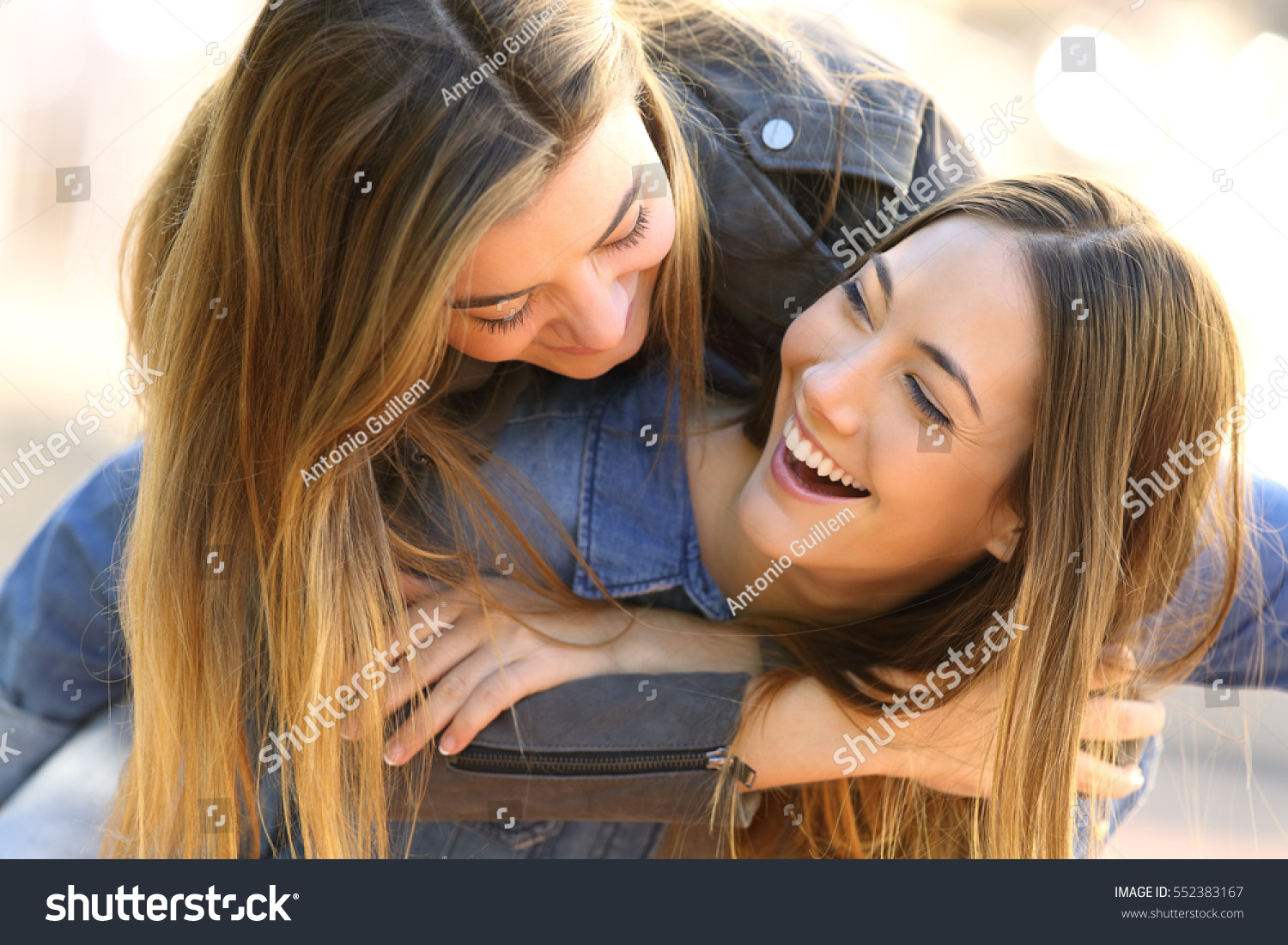 Bức ảnh chế 'đứng bên em này mà nhòm em nọ' có cả một câu chuyện đằng sau nó Bức ảnh chế 'đứng bên em này mà nhòm em nọ' có cả một câu chuyện đằng sau nó