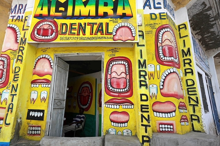 Biển quảng cáo kiểu graffiti tại Somali khiến dân vẽ biển 'lóa mắt' Biển quảng cáo kiểu graffiti tại Somali khiến dân vẽ biển 'lóa mắt'