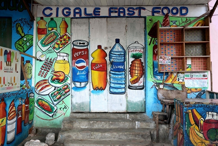 Biển quảng cáo kiểu graffiti tại Somali khiến dân vẽ biển 'lóa mắt' Biển quảng cáo kiểu graffiti tại Somali khiến dân vẽ biển 'lóa mắt'
