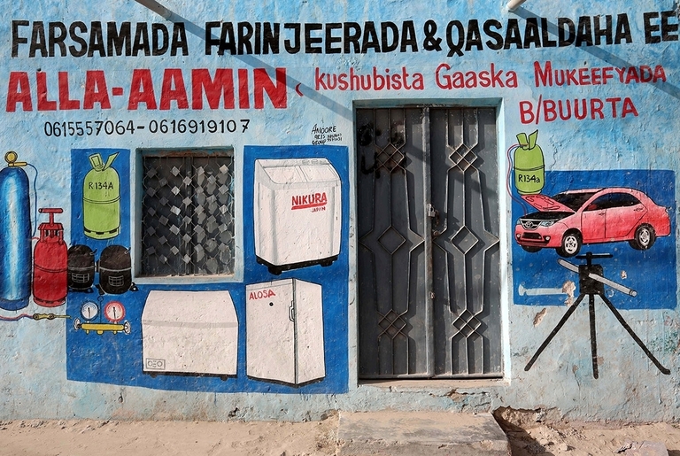 Biển quảng cáo kiểu graffiti tại Somali khiến dân vẽ biển 'lóa mắt' Biển quảng cáo kiểu graffiti tại Somali khiến dân vẽ biển 'lóa mắt'