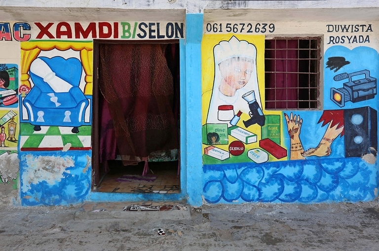 Biển quảng cáo kiểu graffiti tại Somali khiến dân vẽ biển 'lóa mắt' Biển quảng cáo kiểu graffiti tại Somali khiến dân vẽ biển 'lóa mắt'