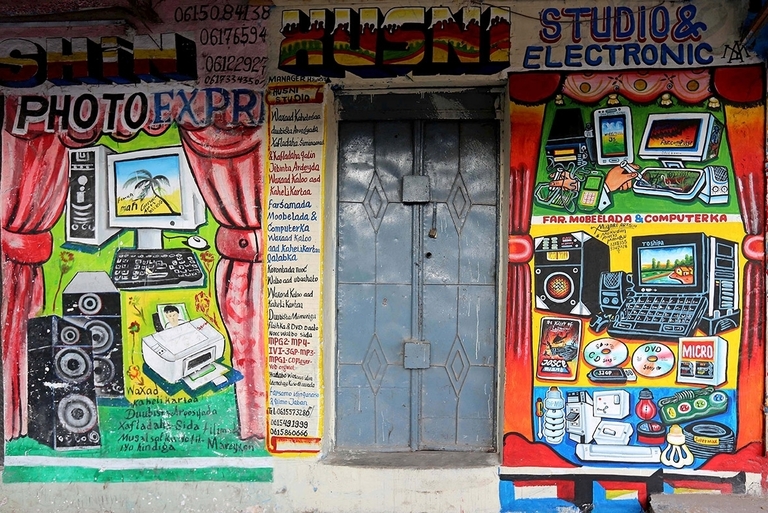Biển quảng cáo kiểu graffiti tại Somali khiến dân vẽ biển 'lóa mắt' Biển quảng cáo kiểu graffiti tại Somali khiến dân vẽ biển 'lóa mắt'