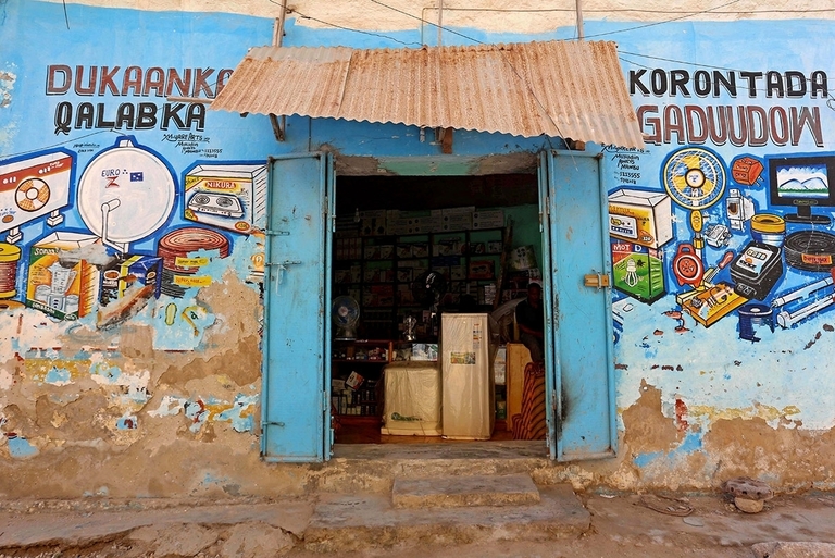 Biển quảng cáo kiểu graffiti tại Somali khiến dân vẽ biển 'lóa mắt' Biển quảng cáo kiểu graffiti tại Somali khiến dân vẽ biển 'lóa mắt'