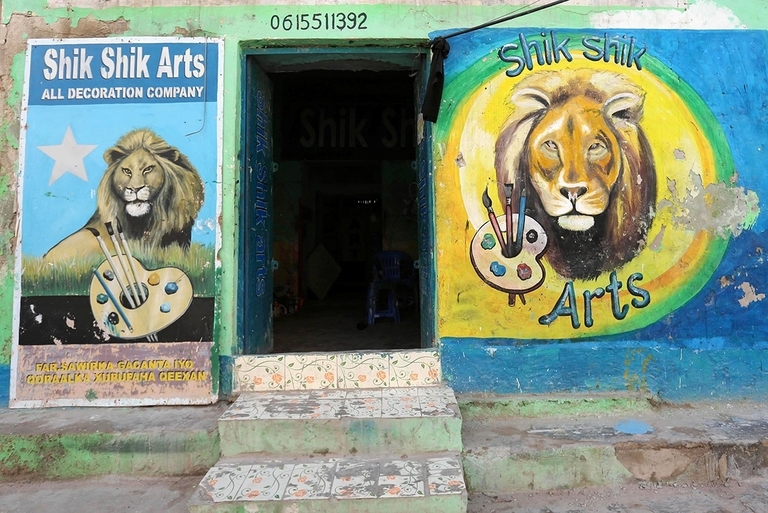 Biển quảng cáo kiểu graffiti tại Somali khiến dân vẽ biển 'lóa mắt' Biển quảng cáo kiểu graffiti tại Somali khiến dân vẽ biển 'lóa mắt'