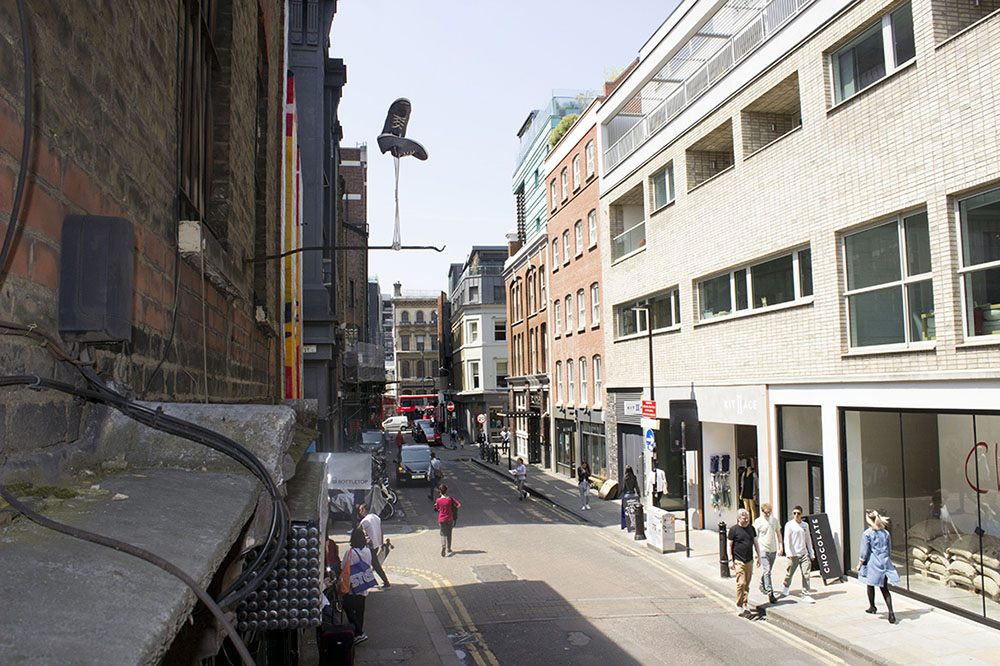 Kỳ lạ những 'đôi giày lơ lửng' trên đường phố London Kỳ lạ những 'đôi giày lơ lửng' trên đường phố London
