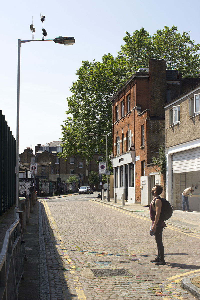 Kỳ lạ những 'đôi giày lơ lửng' trên đường phố London Kỳ lạ những 'đôi giày lơ lửng' trên đường phố London