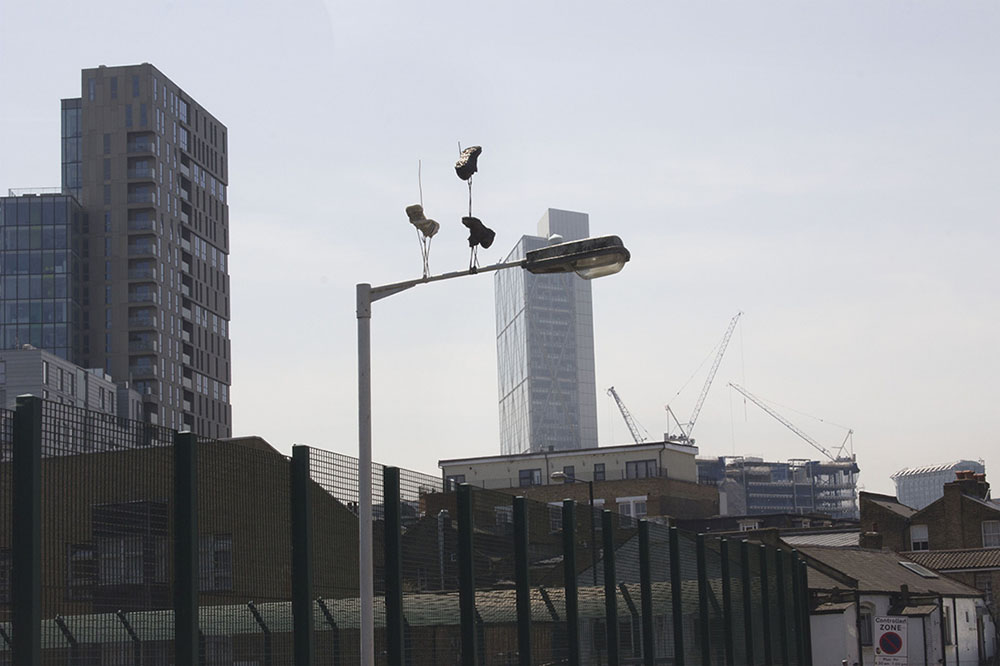Kỳ lạ những 'đôi giày lơ lửng' trên đường phố London Kỳ lạ những 'đôi giày lơ lửng' trên đường phố London