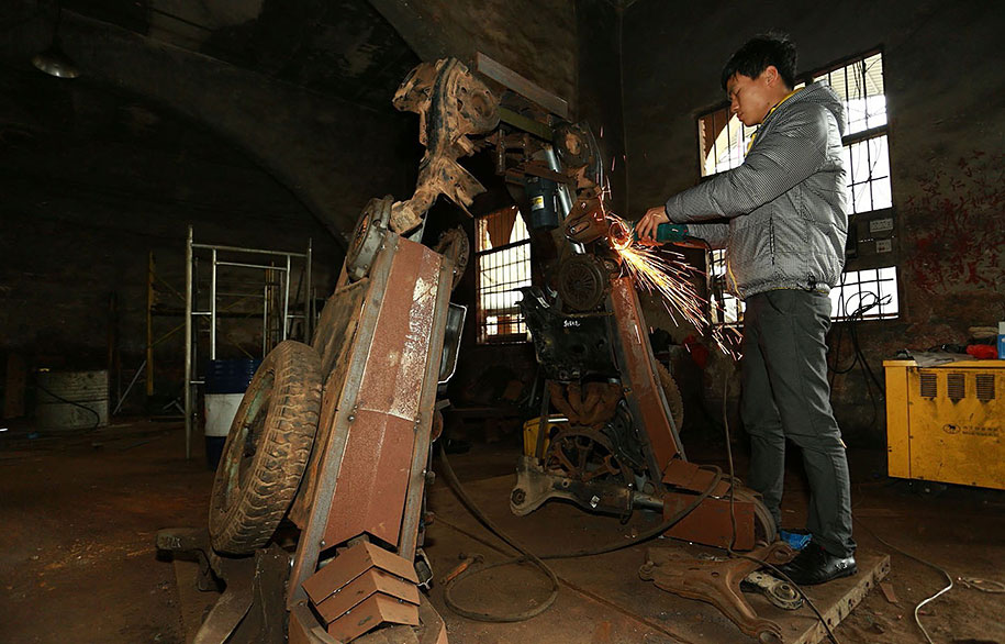 Nông dân Trung Quốc tự chế Transformers từ... phế liệu Nông dân Trung Quốc tự chế Transformers từ... phế liệu