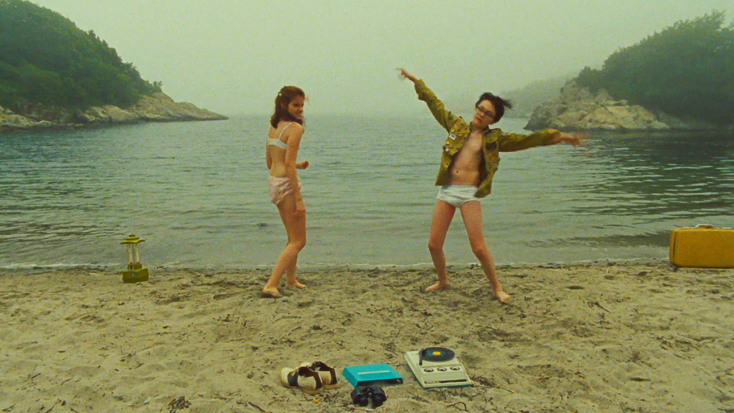 Moonrise Kingdom - Vương quốc trăng lên của hai đứa trẻ trốn nhà Moonrise Kingdom - Vương quốc trăng lên của hai đứa trẻ trốn nhà