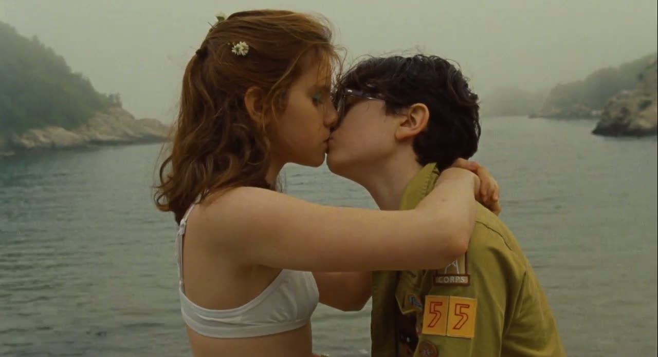 Moonrise Kingdom - Vương quốc trăng lên của hai đứa trẻ trốn nhà Moonrise Kingdom - Vương quốc trăng lên của hai đứa trẻ trốn nhà