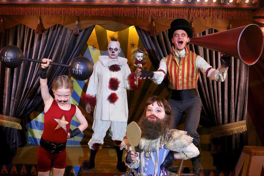 Nhà có 2 ông bố, Halloween hoành tráng... gấp đôi Nhà có 2 ông bố, Halloween hoành tráng... gấp đôi