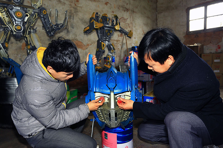 Nông dân Trung Quốc tự chế Transformers từ... phế liệu Nông dân Trung Quốc tự chế Transformers từ... phế liệu