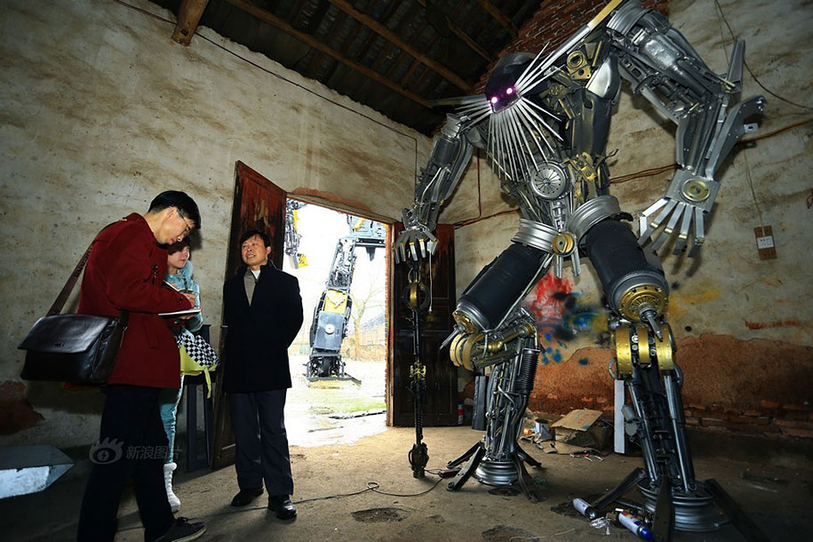 Nông dân Trung Quốc tự chế Transformers từ... phế liệu Nông dân Trung Quốc tự chế Transformers từ... phế liệu