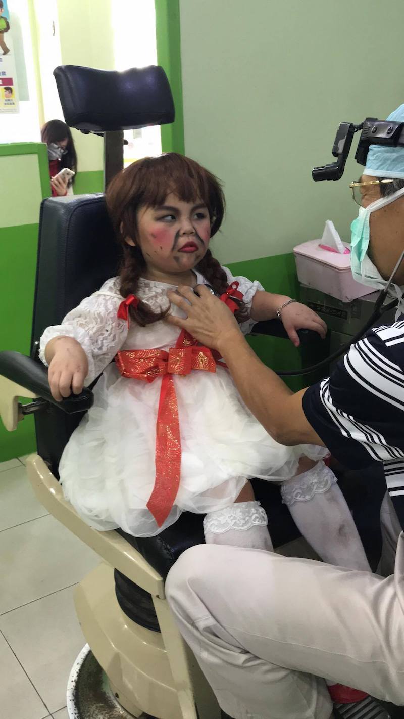 'Annabelle' hầm hầm đến khám răng, nha sĩ run tay vì... cười 'Annabelle' hầm hầm đến khám răng, nha sĩ run tay vì... cười