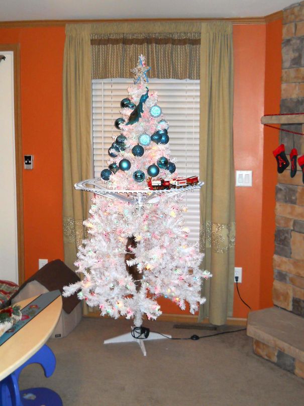 Báo động: Đến mùa bảo vệ 'tính mạng' cây thông Noel khỏi lũ thú cưng rồi! Báo động: Đến mùa bảo vệ 'tính mạng' cây thông Noel khỏi lũ thú cưng rồi!
