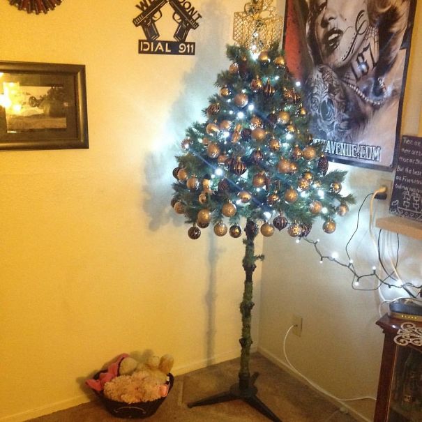 Báo động: Đến mùa bảo vệ 'tính mạng' cây thông Noel khỏi lũ thú cưng rồi! Báo động: Đến mùa bảo vệ 'tính mạng' cây thông Noel khỏi lũ thú cưng rồi!