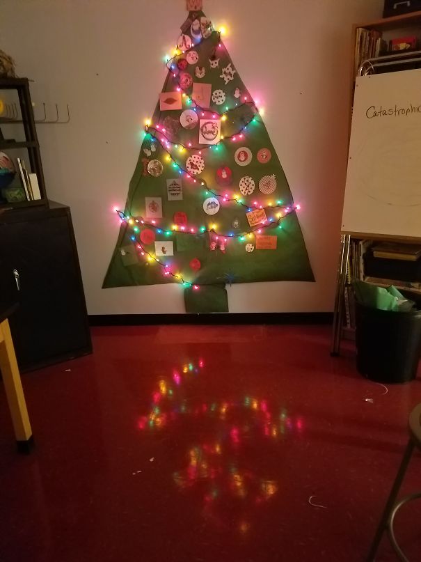 Báo động: Đến mùa bảo vệ 'tính mạng' cây thông Noel khỏi lũ thú cưng rồi! Báo động: Đến mùa bảo vệ 'tính mạng' cây thông Noel khỏi lũ thú cưng rồi!