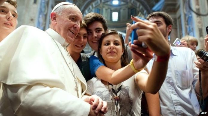 Selfie (chụp ảnh tự sướng): Lịch sử gần 200 năm và các gương mặt 'ông bà tổ' Selfie (chụp ảnh tự sướng): Lịch sử gần 200 năm và các gương mặt 'ông bà tổ'
