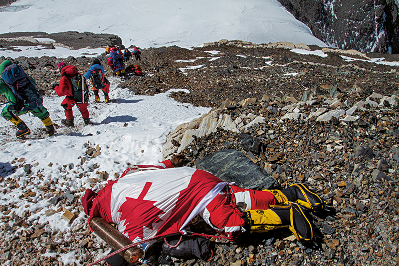 12 câu chuyện đau thương về những xác chết đông cứng trên đỉnh Everest (Kỳ 1) 12 câu chuyện đau thương về những xác chết đông cứng trên đỉnh Everest (Kỳ 1)