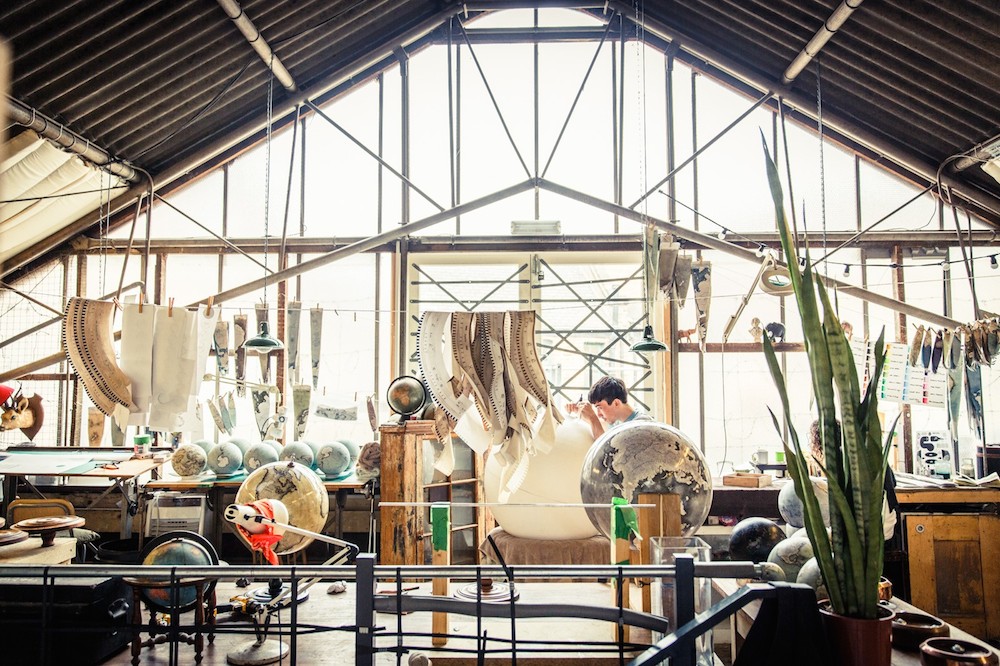 Ghé thăm một trong những studio cuối cùng trên thế giới làm quả địa cầu thủ công Ghé thăm một trong những studio cuối cùng trên thế giới làm quả địa cầu thủ công