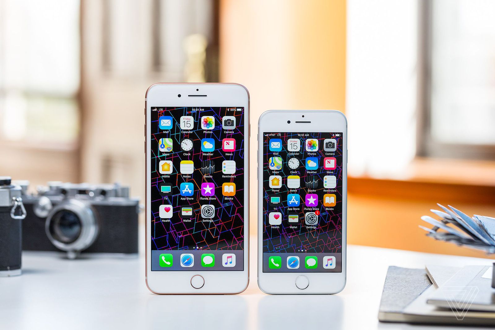 iPhone X hay iPhone 8 mới là chiếc điện thoại đáng mua? iPhone X hay iPhone 8 mới là chiếc điện thoại đáng mua?