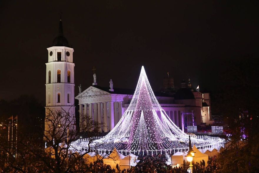 Thủ đô Lithuania lại làm thế giới trầm trồ trước 'kiệt tác Giáng sinh' hàng năm Thủ đô Lithuania lại làm thế giới trầm trồ trước 'kiệt tác Giáng sinh' hàng năm