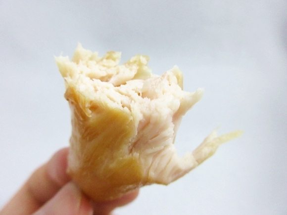 Đừng nhìn lầm, đây chỉ là miếng... thịt gà xông khói thôi mà! Đừng nhìn lầm, đây chỉ là miếng... thịt gà xông khói thôi mà!