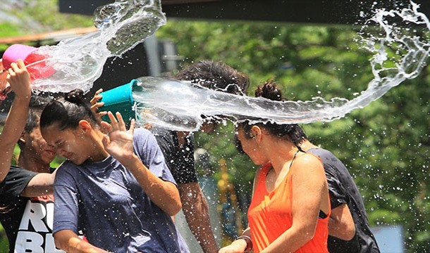 25 phong tục ăn mừng năm mới 'không giống ai' ở các nước bạn 25 phong tục ăn mừng năm mới 'không giống ai' ở các nước bạn