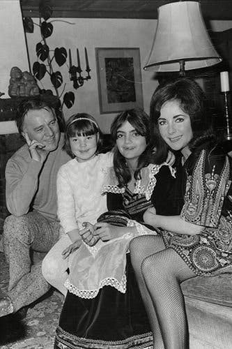 Angelina Jolie: Biểu đồ cuộc đời trùng hợp khó tin với minh tinh Elizabeth Taylor Angelina Jolie: Biểu đồ cuộc đời trùng hợp khó tin với minh tinh Elizabeth Taylor
