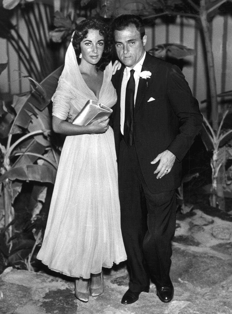 Angelina Jolie: Biểu đồ cuộc đời trùng hợp khó tin với minh tinh Elizabeth Taylor Angelina Jolie: Biểu đồ cuộc đời trùng hợp khó tin với minh tinh Elizabeth Taylor