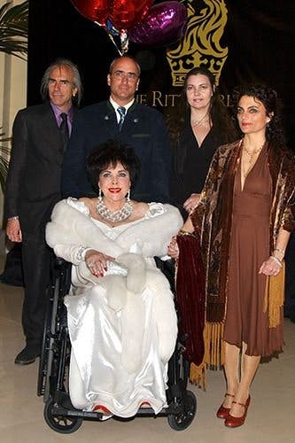 Angelina Jolie: Biểu đồ cuộc đời trùng hợp khó tin với minh tinh Elizabeth Taylor Angelina Jolie: Biểu đồ cuộc đời trùng hợp khó tin với minh tinh Elizabeth Taylor