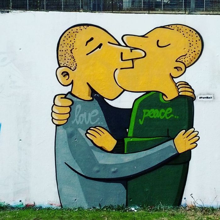 Paintback: 'Vùi lấp' biểu tượng Đức quốc xã bằng các hình vẽ sáng tạo Paintback: 'Vùi lấp' biểu tượng Đức quốc xã bằng các hình vẽ sáng tạo