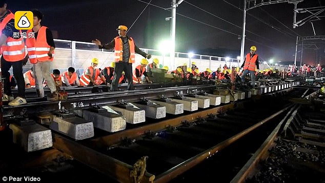 1500 công nhân Trung Quốc dựng tuyến đường sắt mới chỉ trong... 9 tiếng 1500 công nhân Trung Quốc dựng tuyến đường sắt mới chỉ trong... 9 tiếng