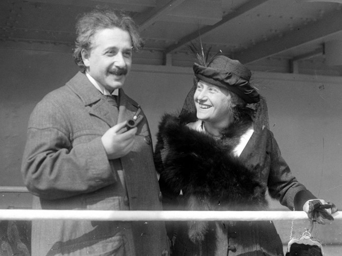 Albert Einstein và những câu chuyện chưa kể Albert Einstein và những câu chuyện chưa kể