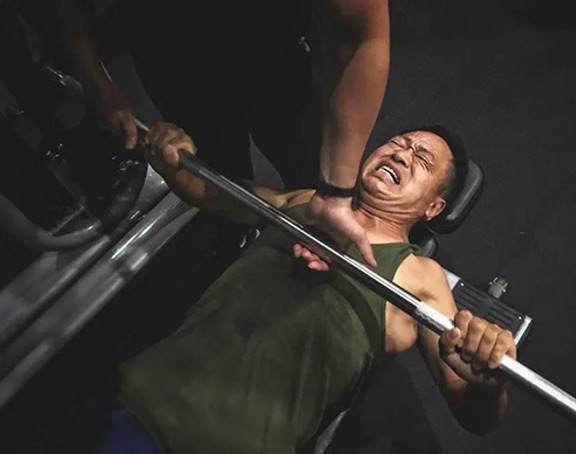 Hành trình từ '1 múi' đến 6 múi của cặp cha con tạo động lực cho cả thế giới Hành trình từ '1 múi' đến 6 múi của cặp cha con tạo động lực cho cả thế giới