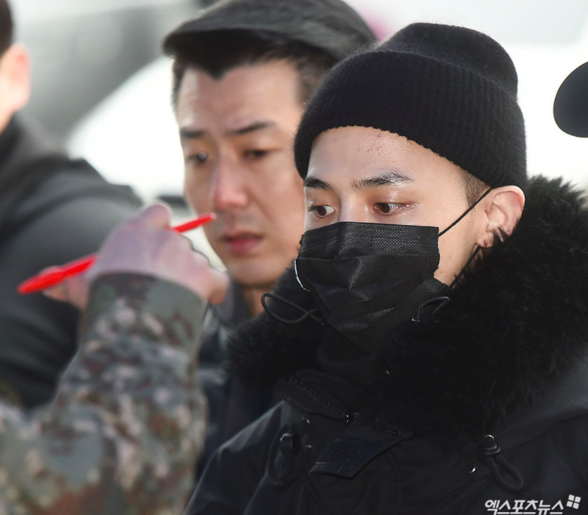'Nỗi khổ' của 'ông hoàng K-Pop' G-Dragon: Muốn nhập ngũ âm thầm lặng lẽ cũng không được 'Nỗi khổ' của 'ông hoàng K-Pop' G-Dragon: Muốn nhập ngũ âm thầm lặng lẽ cũng không được